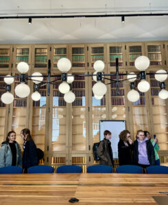 Walk&talk visite de la Salle du grand conseil avec les étudiants HEAD bachelor AI